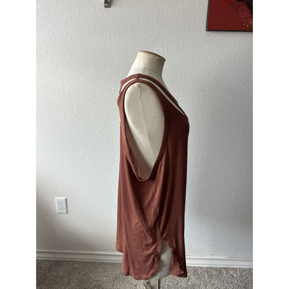 Alo Yoga  peak cutout tank
